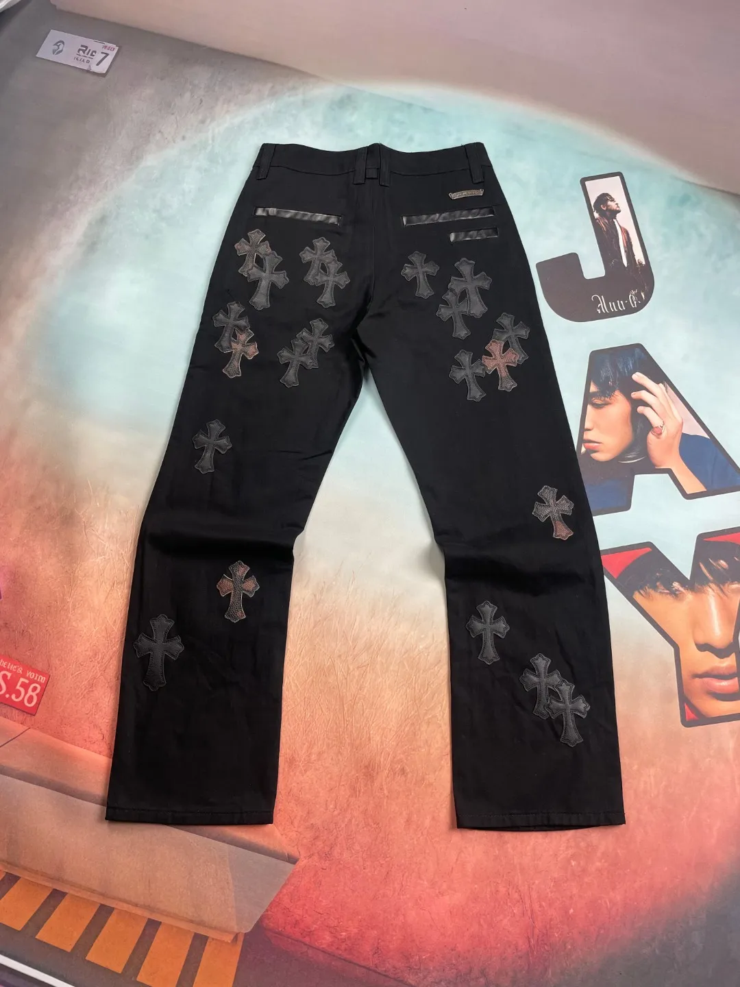 🅿️290 🔘Style number-KL119 🔘Chrome Hearts𝐂𝐡𝐫𝐨𝐦𝐞 𝐇𝐞𝐚𝐫𝐭 Black and brown camouflage cross patch leather casual jeans* Trendy people who pursue the ultimate fashion, Chrome Hearts new overalls are here! It breaks tradition and cleverly integrates camouflage cross elements, which is the same style as Mattyboy. These pants boldly combine elements of jeans and casual pants, bringing endless matching possibilities to outfit enthusiasts. The main body is black, showing mystery and coolness. It is unique in the leather design and color matching. It can be called a classic among jeans. The pants overall present a unique retro style, with a wide-legged and loose fit. The mid-high waist design not only elongates the leg lines, but also creates a lazy and casual atmosphere. It is full of comfort and sophistication. Trendy men and women should not miss it. There are as many as 40 panels on the entire trousers, giving the trousers an unparalleled texture. Taking size W34 as an example, every detail is perfectly ergonomic and demonstrates high-end quality. Whether it is daily outings, social gatherings, or exploring new fashion styles, Chrome Hearts black denim casual pants can satisfy all your imagination of fashion and lead you to be at the forefront of trends.  Size: S M L XL XXL (28.30.32.34.36) Color: Black